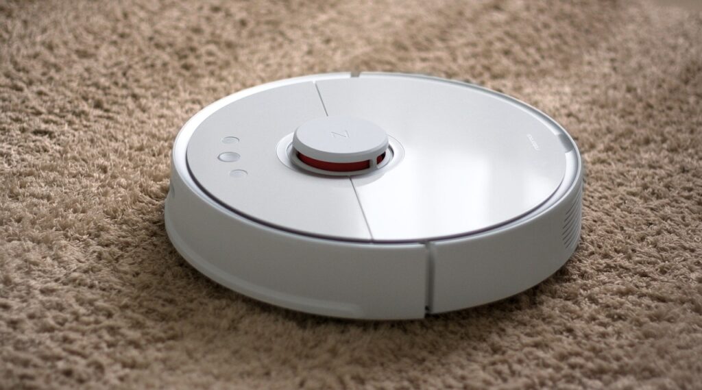 robot vacuum cleaner, carpet, cleaning-5073580.jpg